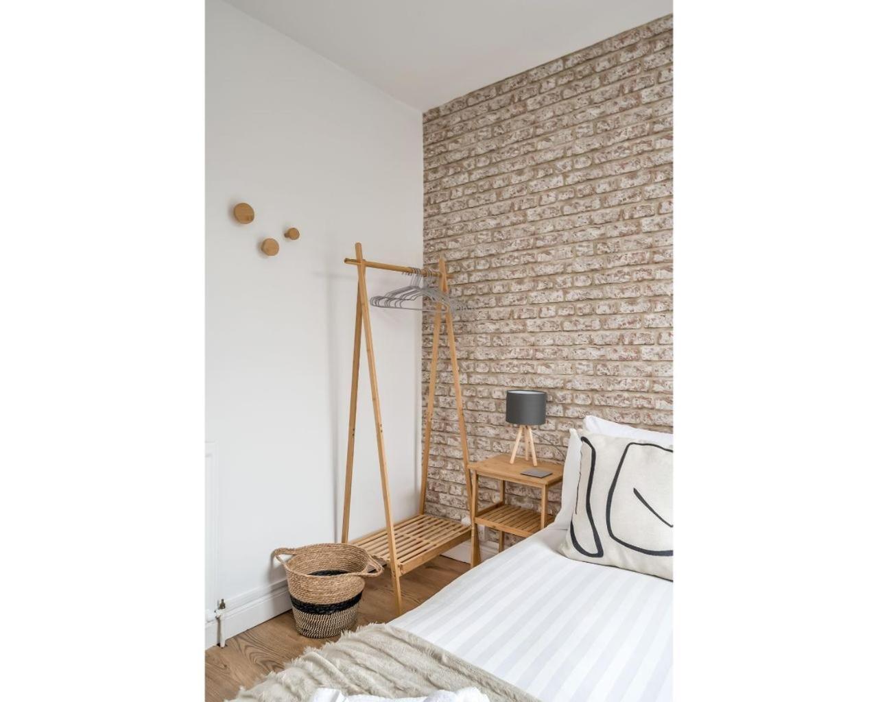 Central Belfast Apartments Belfast Work-Rest-Play R&R Room photo